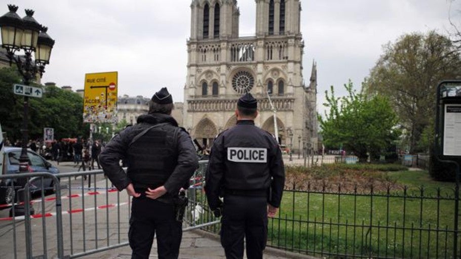 «Todos quieren tocar las piedras de Notre Dame»