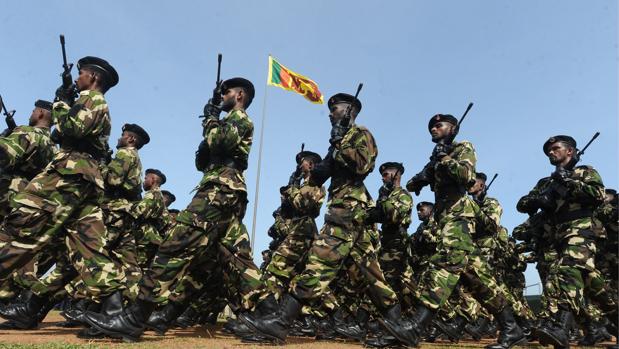 Soldados de Sri Lanka marchan en mayo de 2010 celebrando la victoria sobre los Tigres Tamiles, después de 37 años de conflicto