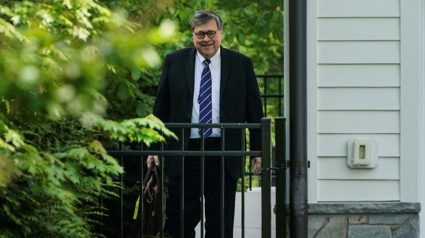 El fiscal general, William Barr, abandona ayer su domicilio