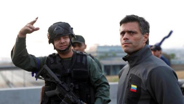 El capitán de la GNB, Antonio Sequea, el pasado martes junto al opositor Leopoldo López, tras ser liberado