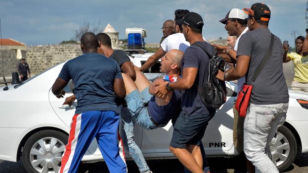 Agentes de paisano de la Policía cubana detienen a participantes en la marcha alternativa por los derechos de la comunidad LGTBI