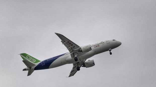Vuelo de un avión en Shanghái, China