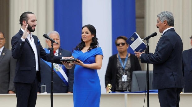 Nayib Bukele asume la presidencia de El Salvador ante la presencia de su esposa Gabriela y el presidente de la Asamblea Legislativa, Norman Quijano