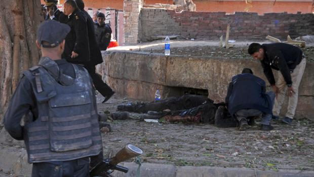 Varios policían inspeccionan el lugar de un atentado en El Cairo, en 2016