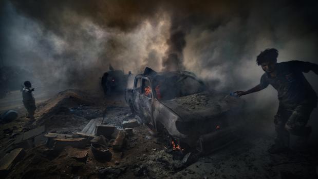 Dos familias se suicidan en Sirte haciendo estallar dos Dogmas o coches bomba del ISIS. Fotografía de portada del libro «Fade to black»