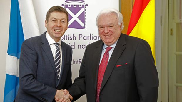 Miguel Ángel Vecino, a la derecha, junto al presidente del parlamento escocés, Kenneth Donald Macintosh