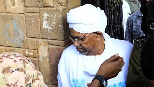 El expresidente de Sudán, Omar al-Bashir, abandona la sede de la Fiscalía anticorrupción, ayer en Sudán