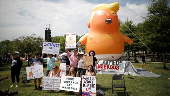 Manifestantes ante un «Baby Trump»