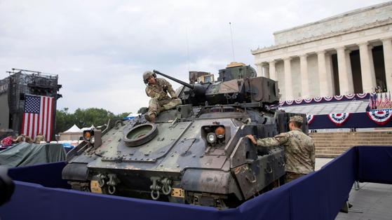 Soldados del Ejército de EE.UU:, junto a un vehículo blindado Bradley frente al Lincoln Memorial