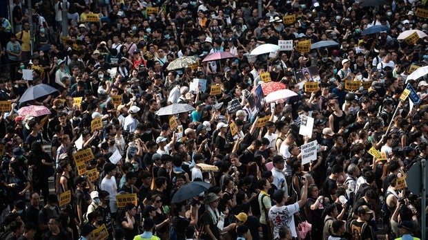 Miles de personas se congregan en las calles de Hong Kong