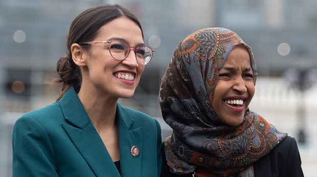 Las diputadas demócratas Alexandría Ocasio-Cortez (izquierda) e IIham Omar