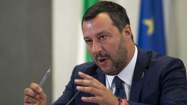 El vicepresidente y ministro del Interior italiano, Matteo Salvini, contesta a periodistas en una rueda de prensa en Roma este lunes