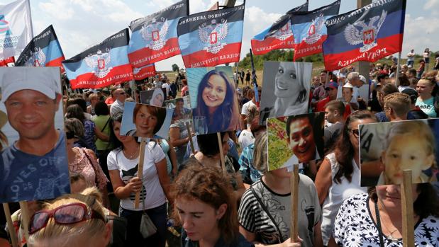 Un grupo de personas asiste al memorial dedicado a las víctimas del vuelo MH17, hoy en la región ucraniana de Donetsk