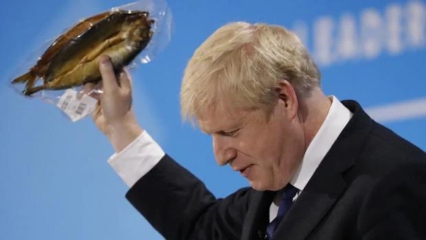 Boris Johnson muestra un arenque empaquetado este miÃ©rcoles en un acto de la carrera por el liderazgo conservador