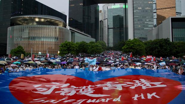 Bajo el edificio del Gobierno, los manifestantes a favor de la Policía desplegaron una pancarta gigante con el lema «Proteger Hong Kong»