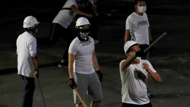 Varios hombres de blanco durante el asalto a una estación de metro de Hong Kong