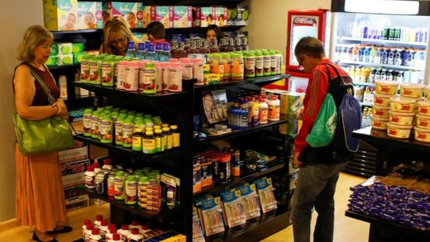 Un estante con productos importados en el bodegón de un hotel cinco estrellas