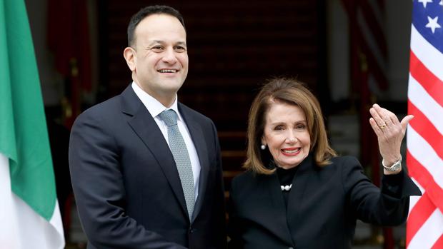 La presidenta de la Cámara de Representantes de los Estados Unidos, Nancy Pelosi, junto al primer ministro irlandés, Leo Varadkar