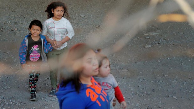 Niños inmigrantes en un centro de las autoridades migratorias en El Paso (Texas)