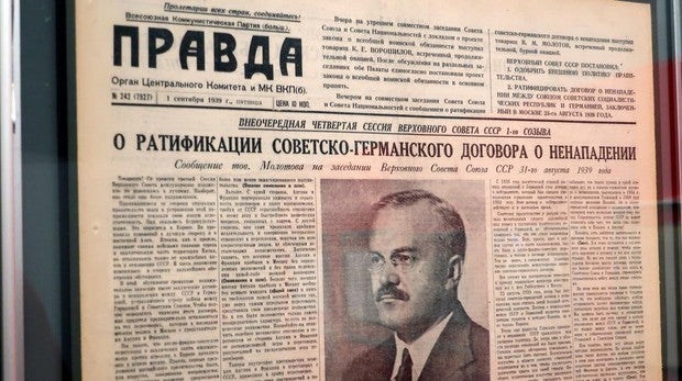 Portada del diario Pravda (1939) sobre la ratificación por el Sóviet Supremo del pacto Mólotov-Ribbentrop