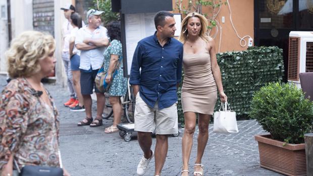 El líder del M5E, Luigi Di Maio, junto a su pareja Virginia Saba