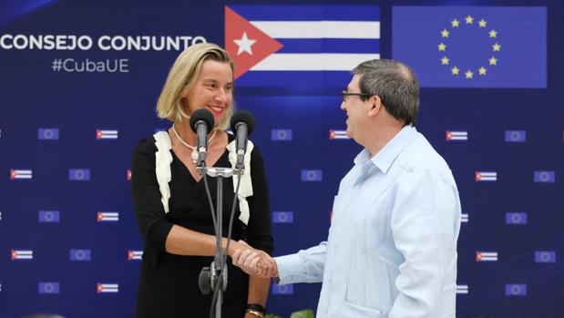 La jefa de la diplomacia europea, Federica Mogherini, saluda al ministro de Relaciones Exteriores cubano, Bruno Rodríguez, este lunes en La Habana