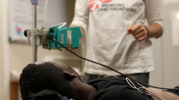 Un inmigrante recibe atención médica de un miembro de Médicos Sin Fronteras en el Ocean Viking