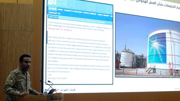 El coronel Turki Al-Malik, portavoz de la coalición saudí, en una rueda de prensa en una refinería de Aramco