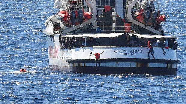 Inmigrantes saltando al mar desde el Open Arms cuando permanecía bloqueado en aguas de Itlaia este verano