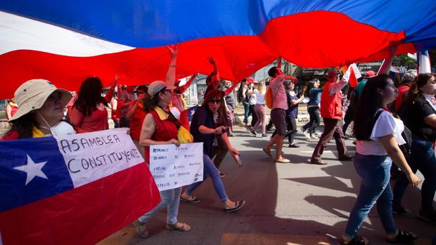 Un grupo de chilenos se manifiesta contra el gobierno de Sebastián Piñeira