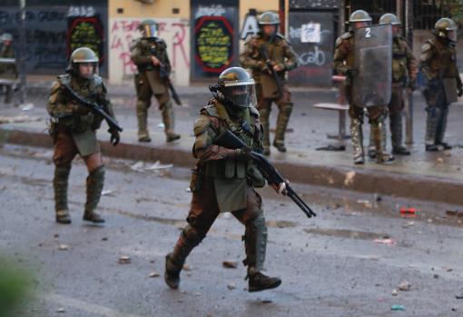 Carabineros se enfrenta este viernes a manifestantes en Santiago de Chile