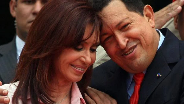 La hija predilecta de Hugo Chávez renueva su amistad con Cristina Kirchner  con unos muñecos