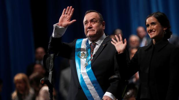 Giammattei asume la presidencia de Guatemala con un duro discurso contra la corrupción y la violencia