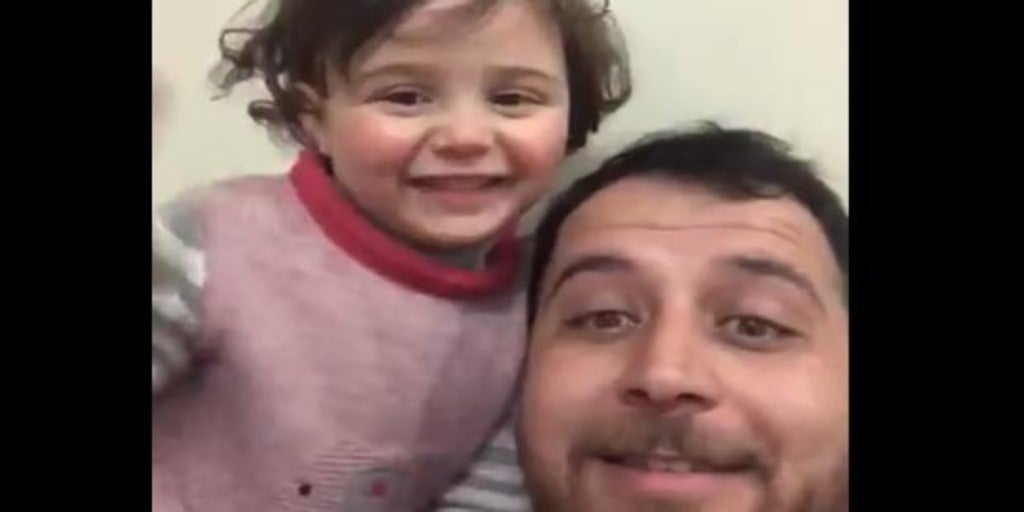 En vídeo: Un padre sirio enseña a su hija a reírse cada vez que cae una bomba