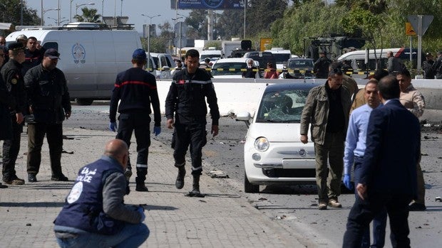 Cinco policías heridos por una explosión junto a la embajada de EE.UU. en Túnez