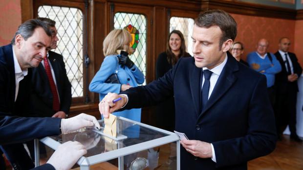 Abstención récord en las municipales francesas, víctimas del coronavirus