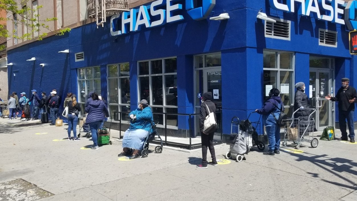 Gente haciendo cola para recoger comida en la ciudad de Nueva York