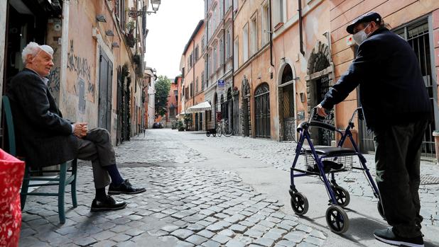 Los expertos advierten a Italia: «No es suficiente guardar un metro de distancia en lugares cerrados y zonas de riesgo»