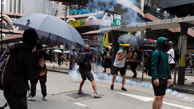 La policía china lanza gases lacrimógenos para disolver las manifestaciones contra la nueva ley de seguridad