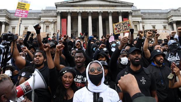 Seguidores del movimiento Black Lives Matter protestan ayer en la Plaza de Trafalgar, en Londres