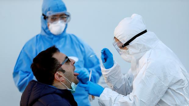 Un sanitario realiza una prueba de coronavirus a un hombre, en Roma