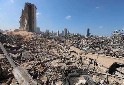 El lugar de la explosión en el puerto de Beirut, reducido a escombros