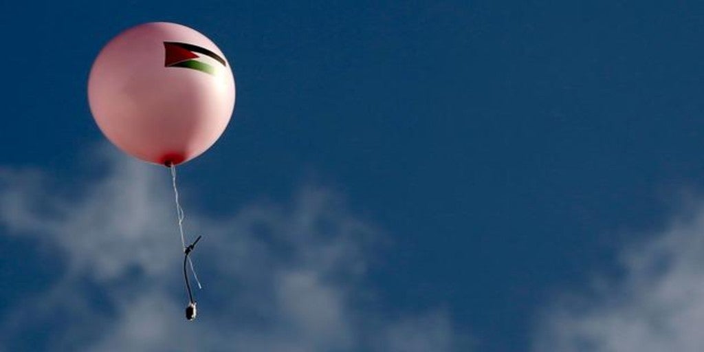 Israel bombardea Gaza y frena envíos de combustible por los globos incendiarios lanzados por Hamás