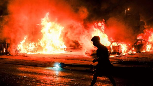 Coches incendiados en las protestas en Kenosha, Wisconsin