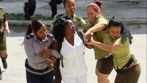 Berta Soler, líder de las Damas de Blanco, durante una de sus detenciones por parte de agentes de la policía del Estado, en Cuba