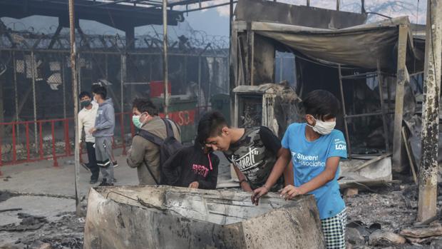 Arrestados cinco de los seis jóvenes afganos que quemaron el centro de acogida de Moria