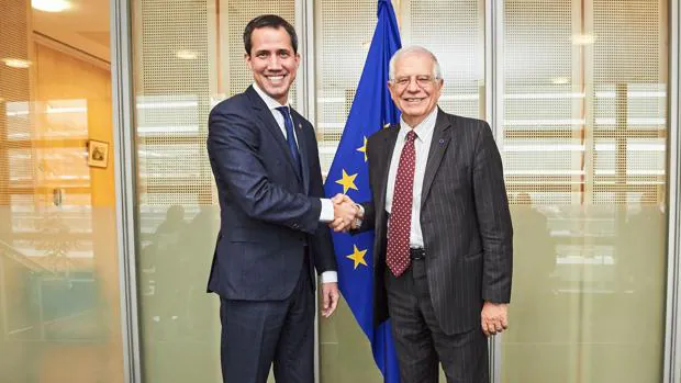 Josep Borrell, con Juan Guaidó en el Parlamento Europeo