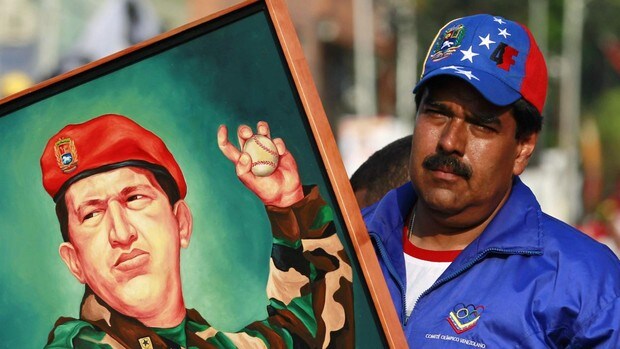 El actual líder chavista de Venezuela, Nicolás Maduro, sosteniendo un retrato de Chávez en 2013