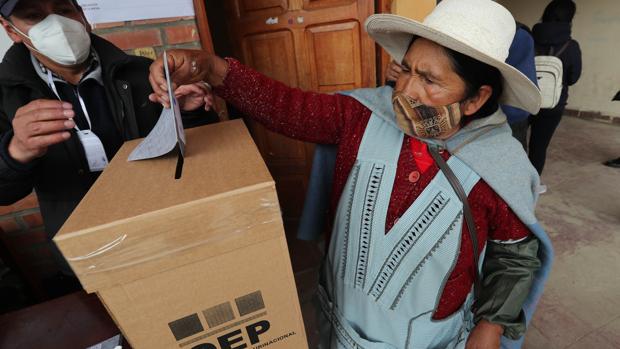 Una mujer emite su voto en la ciudad de El Alto (Bolivia)