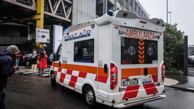 Una ambulancia llega al recinto ferial de Milán, que se reabierto para atender a pacientes de Covid-19